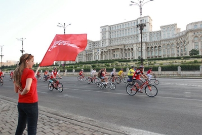 „Bicicleta roşie” face un tur de onoare în jurul Palatului Parlamentului „Bicicleta roşie” face un tur de onoare în jurul Palatului Parlamentului