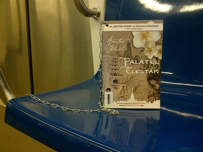 Cărţi „în lanţuri” la metrou Cărţi „în lanţuri” la metrou