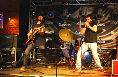 Petre – Kindlein aduc tribut acustic rockului la Woodstock Café Petre – Kindlein aduc tribut acustic rockului la Woodstock Café