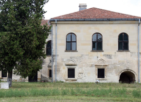 Muzeul Boierului Român. Conacul acoperit în întregime cu piatră şlefuită