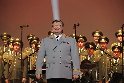 Corul Gărzii Roșii, Red Guard Choir, și maestrul Gheorghe Zamfir, ÎMPREUNĂ PE ACEEAȘI SCENĂ ÎNTR-UN SPECTACOL FASCINANT Corul Gărzii Roșii, Red Guard Choir, și maestrul Gheorghe Zamfir, ÎMPREUNĂ PE ACEEAȘI SCENĂ ÎNTR-UN SPECTACOL FASCINANT
