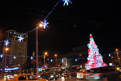 Luminile de sărbători au fost aprinse în Bucureşti Luminile de sărbători au fost aprinse în Bucureşti