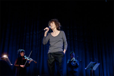 Jane Birkin a cântat poezia lui Gainsbourg la Sala Palatului Jane Birkin a cântat poezia lui Gainsbourg la Sala Palatului