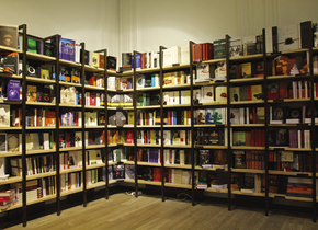 Vremea librarilor. În vizită la librăria Bastilia şi la Cărtureştiul din AFI Palace